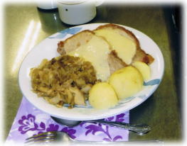 出来上がった料理（写真）　赤キャベツより、とれたての新キャベツ（緑）が多くなりました。