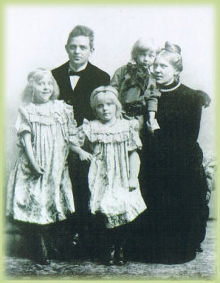 �j�[���Z���i�R�R�΁j�Ƃ��̉Ƒ��B�ȃA���k�E�}���[�͒����Ƃł���